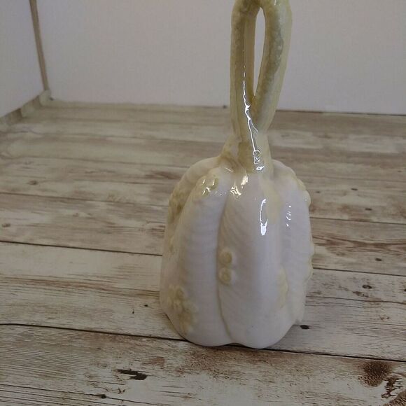 VINTAGE IRELAND BELLEEK PORCELAIN SHELL PATTERN TEA BELL - Picture 1 of 8